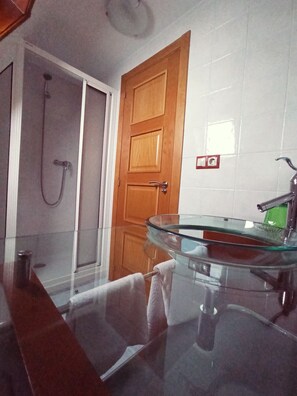 Shower, hair dryer, bidet, towels