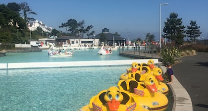 Oscar on meren rannalla, Bangor, County Down