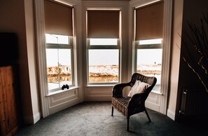 Smart TV, caminetto, libri