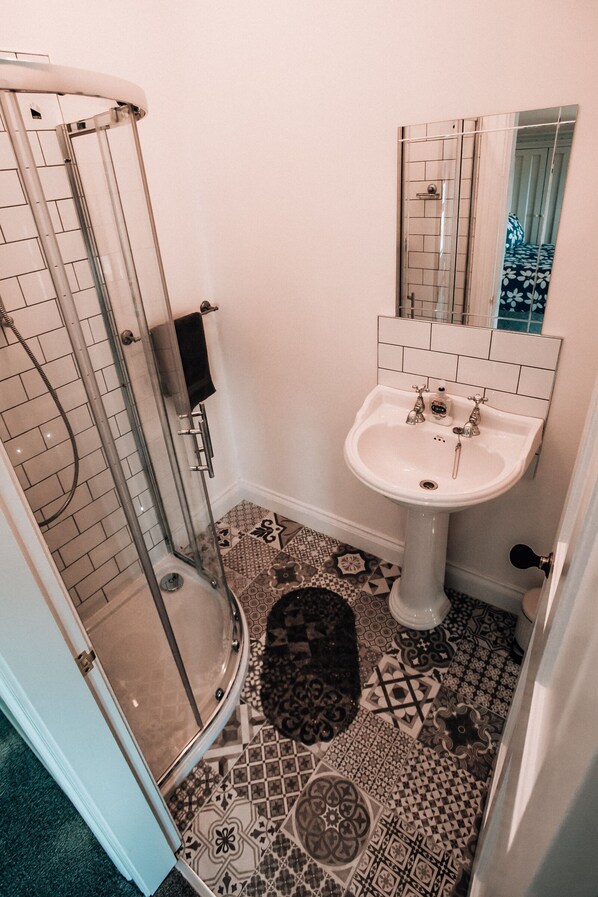 A bathroom with a shower, sink, and tiled floor. - Oscar's by the Sea, Bangor, County Down (Bangor)