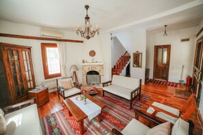 Televisión, chimenea, reproductor de DVD, libros