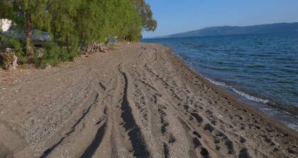 Apt 30 meters from beach, Amarynthos town