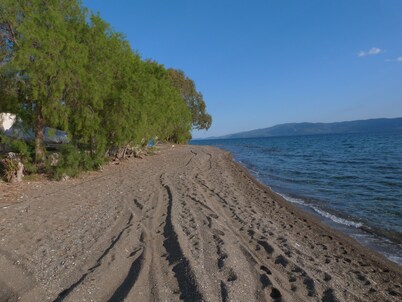 Apt 30 meters from beach, Amarynthos town