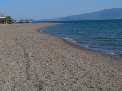 Apt a 30 metros de la playa, ciudad de Amarynthos