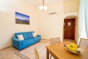 TV - Apartment with a bedroom and balconies (Sorrento)