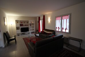 Smart TV, DVD player, books