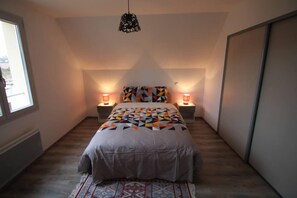 3 bedrooms, iron/ironing board, free WiFi, bed sheets