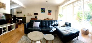 TV, books, music library, stereo