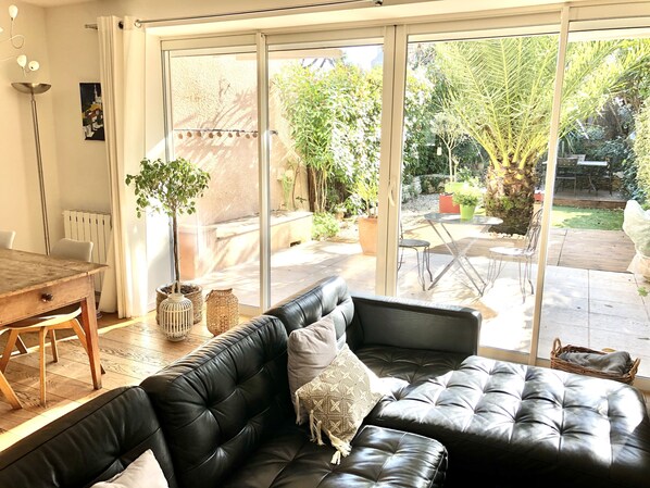 TV, books, music library, stereo