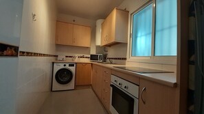 Frigorífico, microondas, horno y placa de cocina