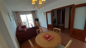 Een televisie en een stereo