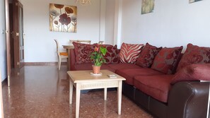 Een televisie en een stereo