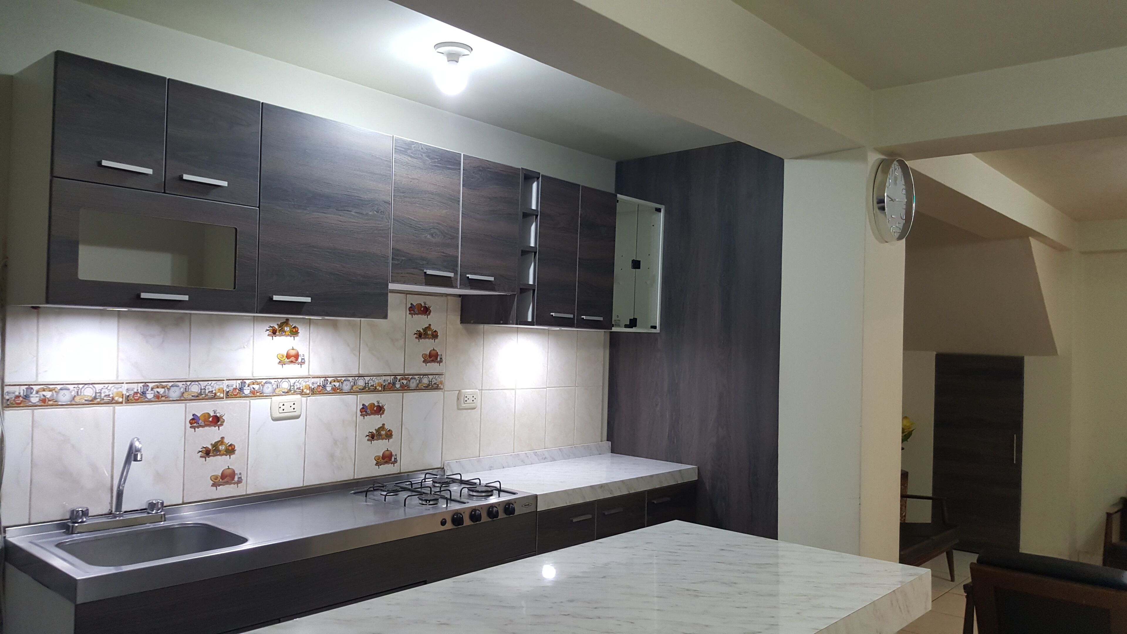 冷蔵庫、電子レンジ、オーブン、コンロ