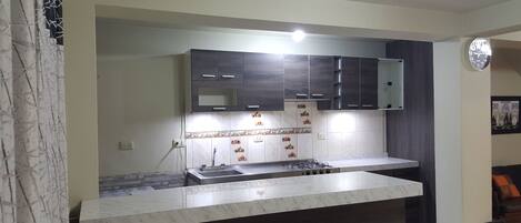 Refrigerador, microondas, horno y parrilla de estufa