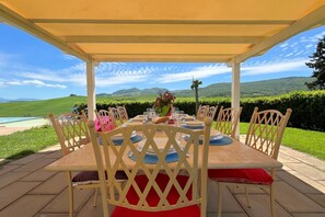 Outdoor dining - Villa Marina with private pool, Borgo del Silenzio (Lajatico)