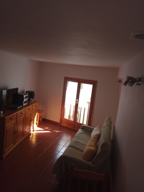 TV, fireplace - Rental House Saima. (Cuevas de Cañart)