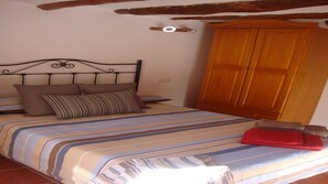 3 slaapkamers, een strijkplank/strijkijzer, reisbedje, internet