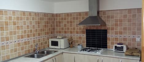 Refrigerador, microondas, horno y cafetera y tetera