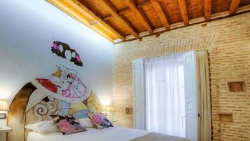 4 bedrooms, iron/ironing board, internet, bed sheets