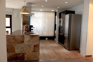 Refrigerador, microondas, horno y parrilla de estufa 