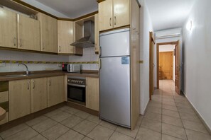 Een koelkast, een microgolfoven, een oven, een kookplaat