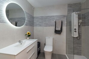 Bathtub, towels
