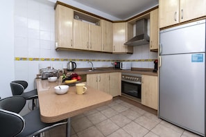 Een koelkast, een microgolfoven, een oven, een kookplaat