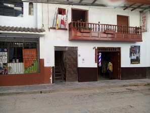 A two-story building with a balcony on the upper floor. - Hotel-Hostal Chachapoyas (Chachapoyas)