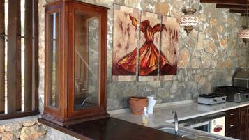 Jääkaappi, mikroaaltouuni, uuni, liesi