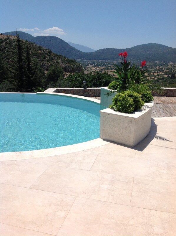 A heated pool - Levent Rockhouse providing your every need (Yesiluzumlu)