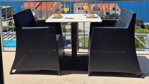 A table with two chairs and two glasses of orange juice on a balcony overlooking the sea. - Villa Dubrovnik with pool and sea view (Dubrovnik)