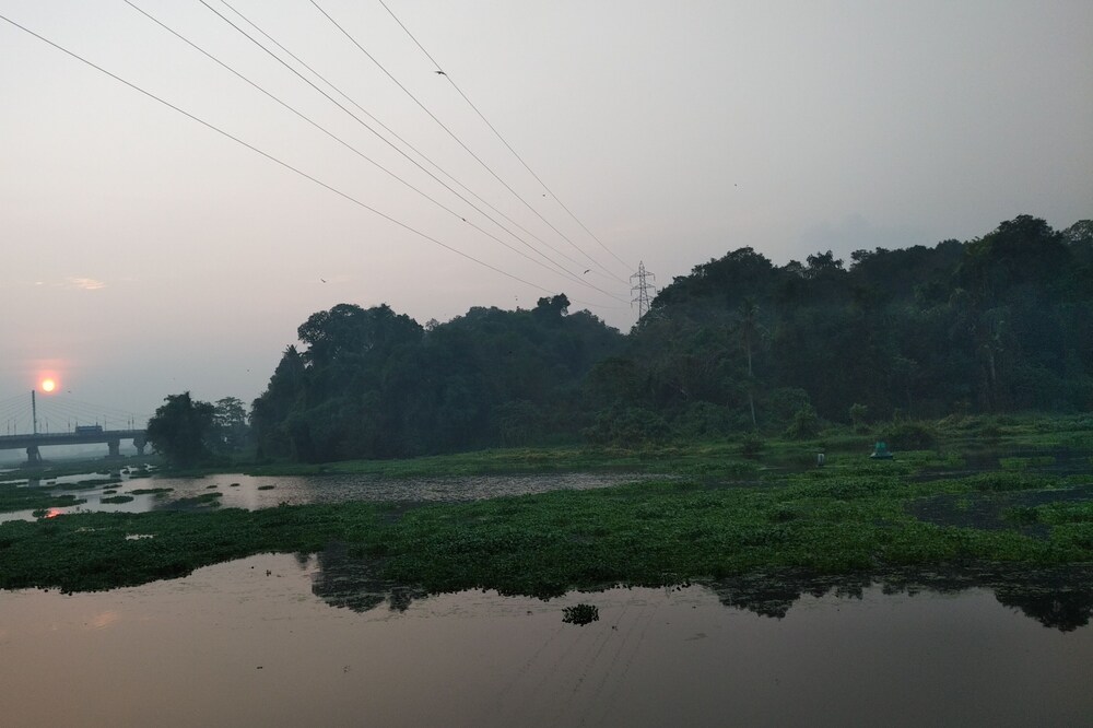 Inside the CITY but village atmosphere, calm and serene, opens to the river