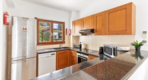 Geladeira, micro-ondas, fogão, cooktop