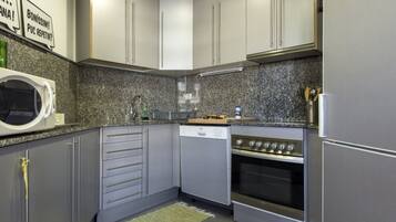 Een koelkast, een magnetron, een oven, een vaatwasser