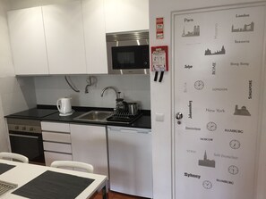 Frigorífic, microones, forn i placa de cuina 