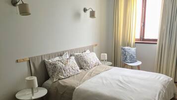 5 bedrooms, iron/ironing board, WiFi, bed sheets