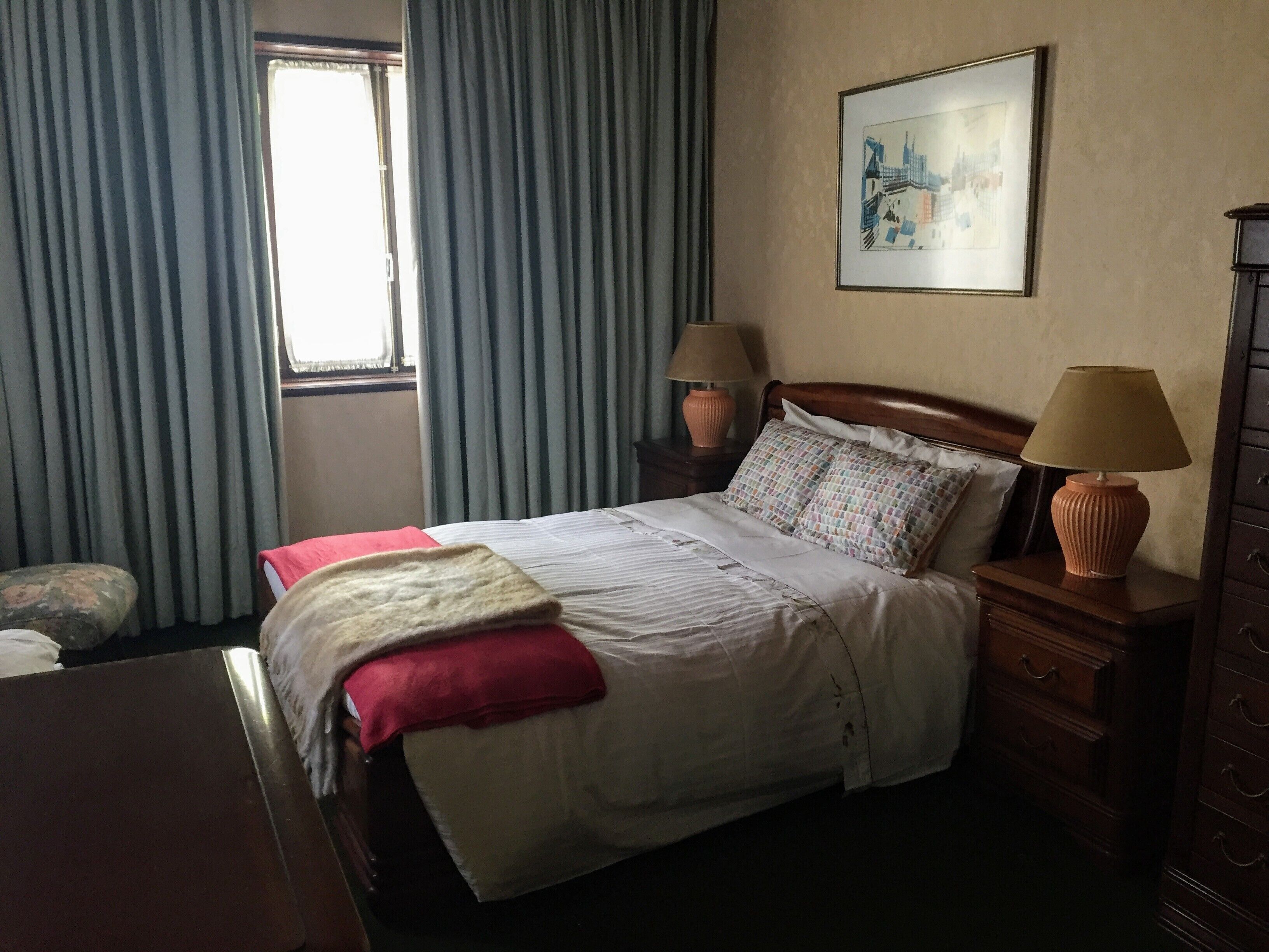 5 bedrooms, iron/ironing board, WiFi, bed sheets