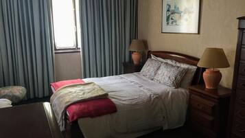 5 bedrooms, iron/ironing board, WiFi, bed sheets