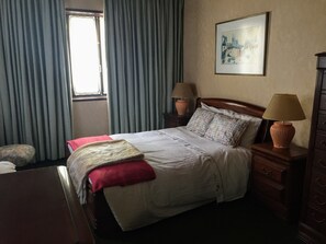 5 bedrooms, iron/ironing board, WiFi, bed sheets