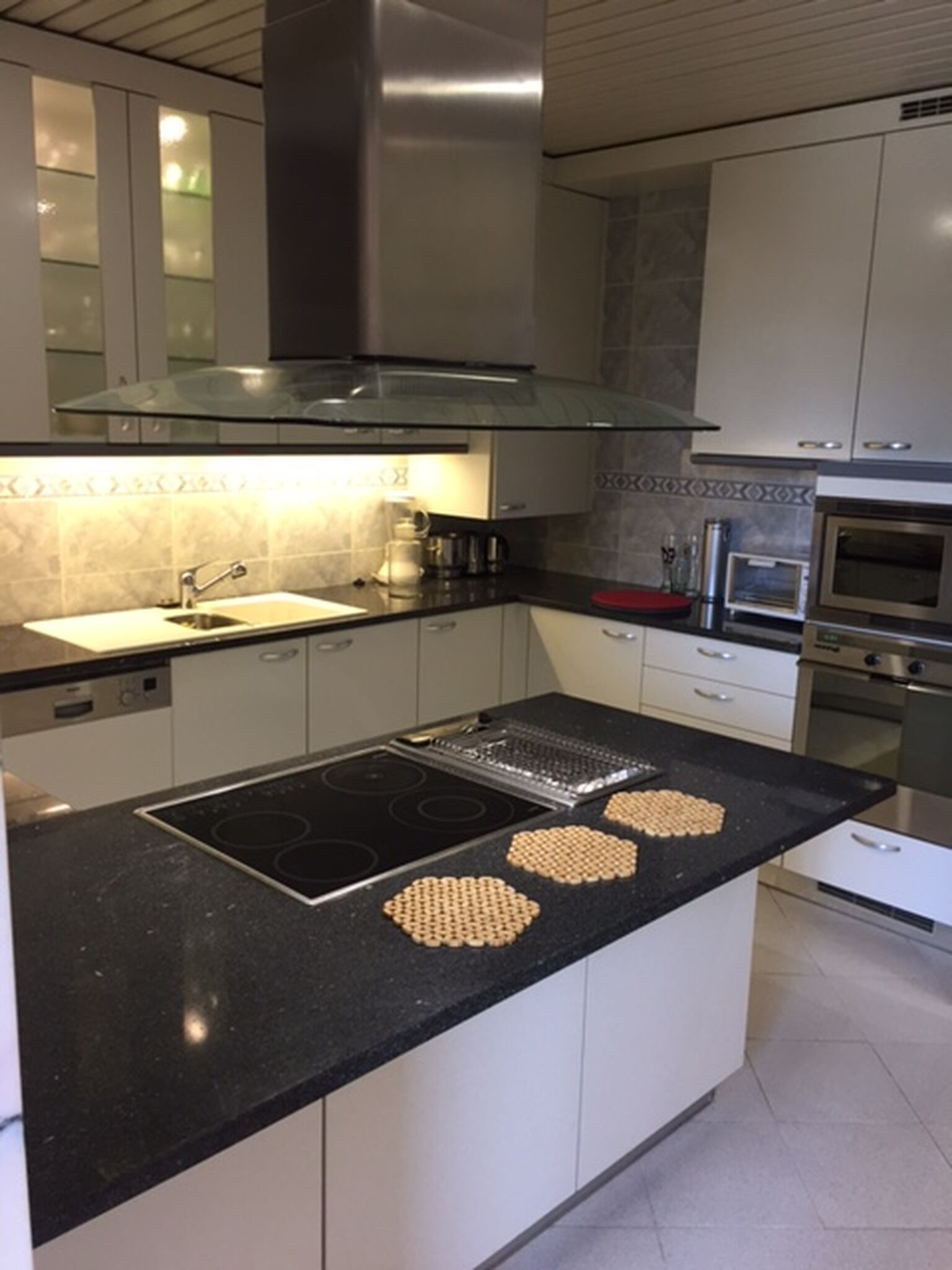 Kylskåp, mikrovågsugn, ugn och spishäll