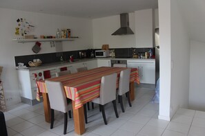 Fridge, microwave, oven, stovetop - House of character in a village near St Tropez and Ste-Maxime (La Garde-Freinet)