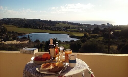 VillainGolf Camp with interviews and near the village center and the beach of Marbella