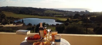 VillainGolf Camp with interviews and near the village center and the beach of Marbella