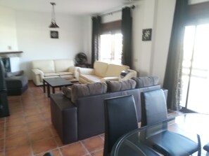 TV, fireplace, books - VillainGolf Camp with interviews and near the village center and the beach of Marbella (Estepona)