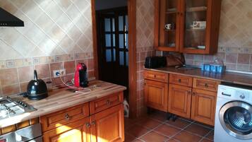 Een koelkast, een magnetron, een oven, een vaatwasser