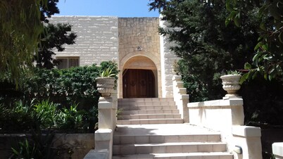 Huge Summer Villa, terraces/gardens, all amenities. Top residential Villa Estate