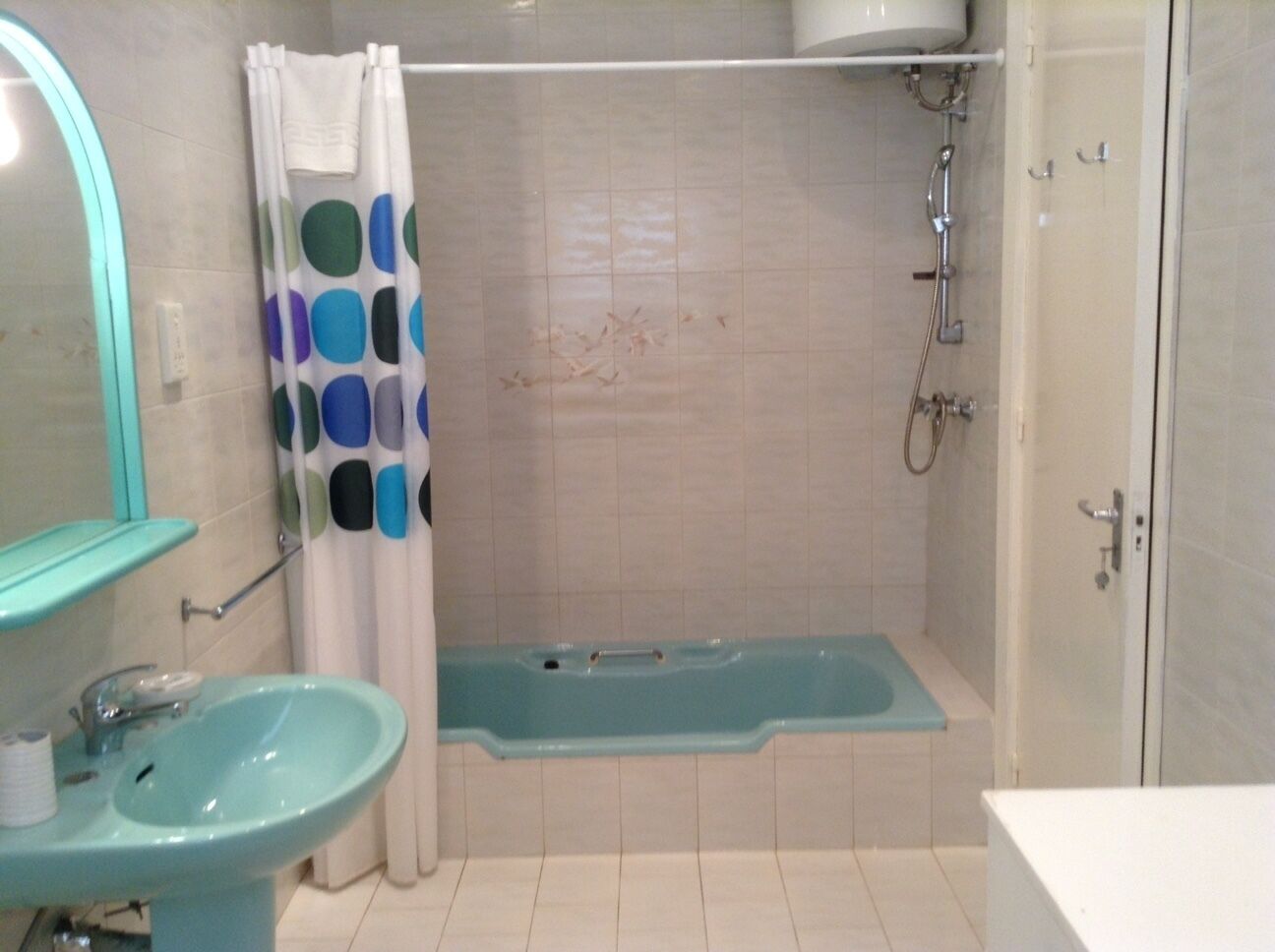 Combined shower/bathtub, hair dryer, towels, soap