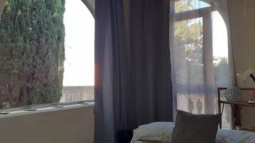 4 bedrooms, desk, iron/ironing board, free WiFi