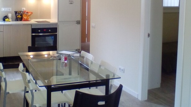 A modern kitchen with a dining area. - Castel apartment Fira (L'Hospitalet de Llobregat)