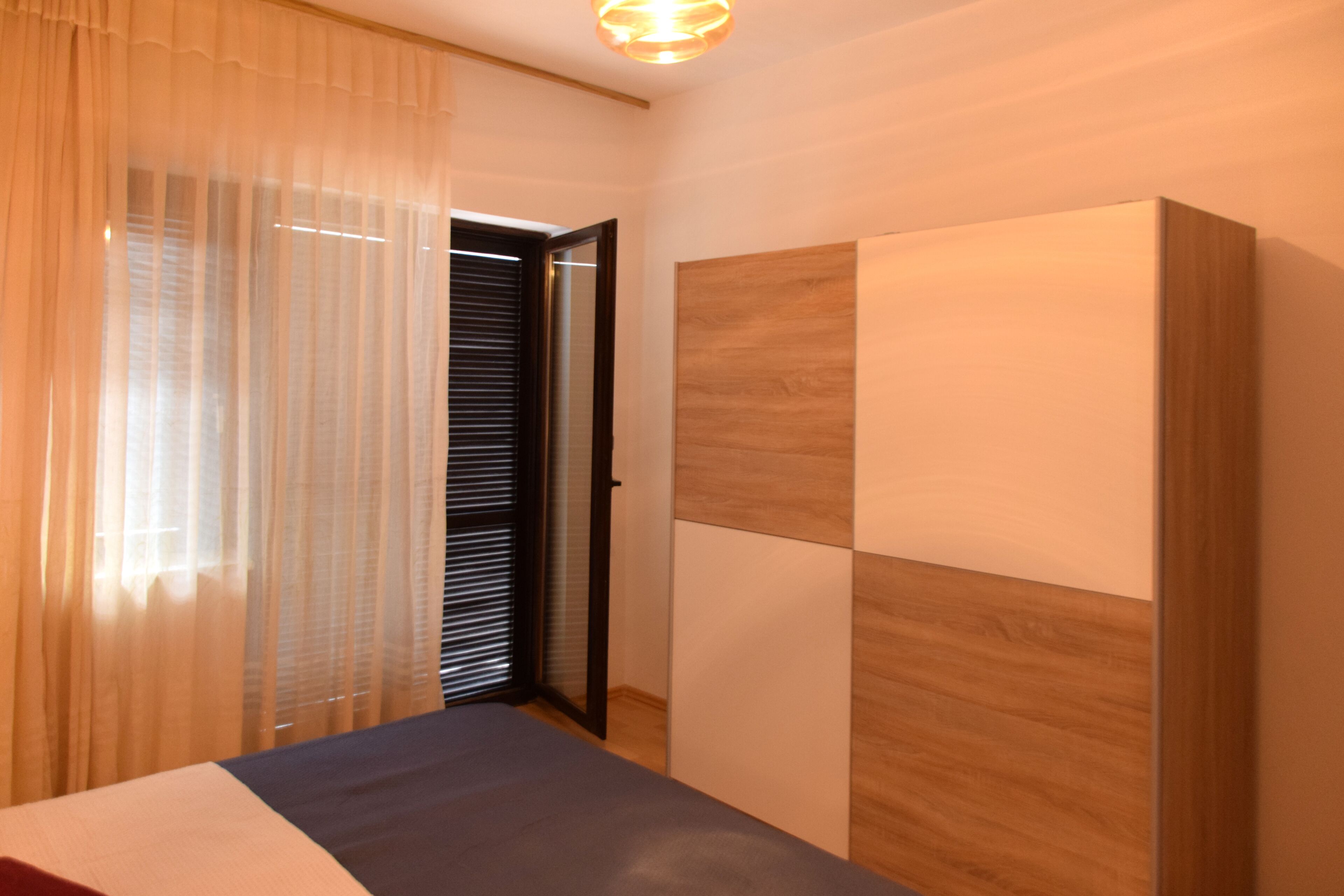 4 bedrooms, iron/ironing board, internet, bed sheets